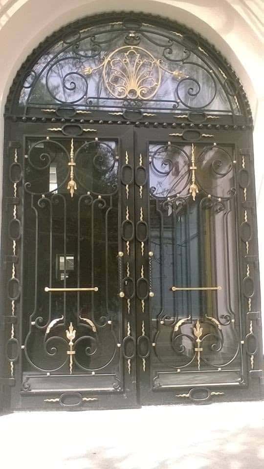 Uși din PVC cu elemente din fier forjat: Eleganță și durabilitate