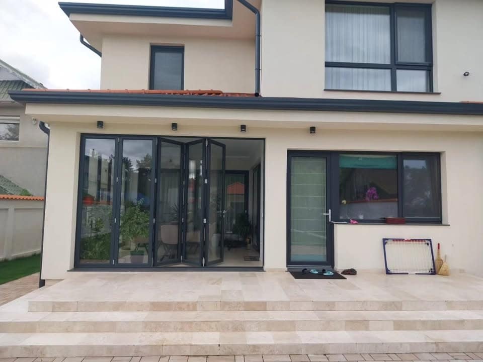 Proiect modern: Tâmplărie PVC Salamander și uși armonice