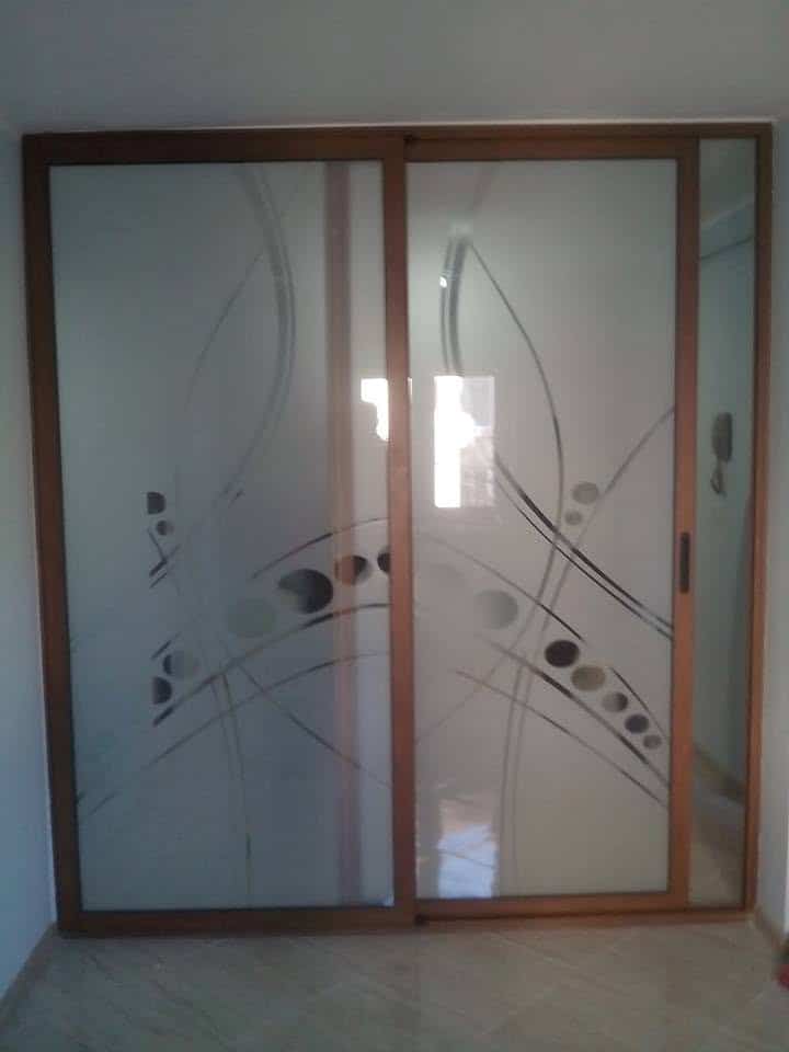 Uși culisante din aluminiu pentru compartimentare