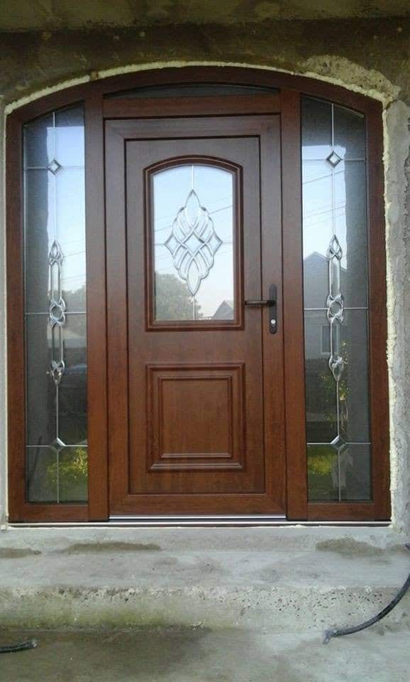 Uși de intrare din PVC cu panel decorativ și sticlă ornamentală