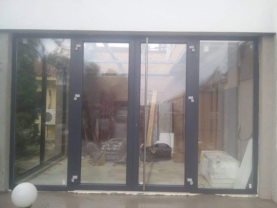 Uși din aluminiu cu barieră termică: Soluții pentru spații comerciale