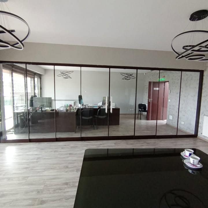 Compartimentări interioare din sticlă pentru spații moderne