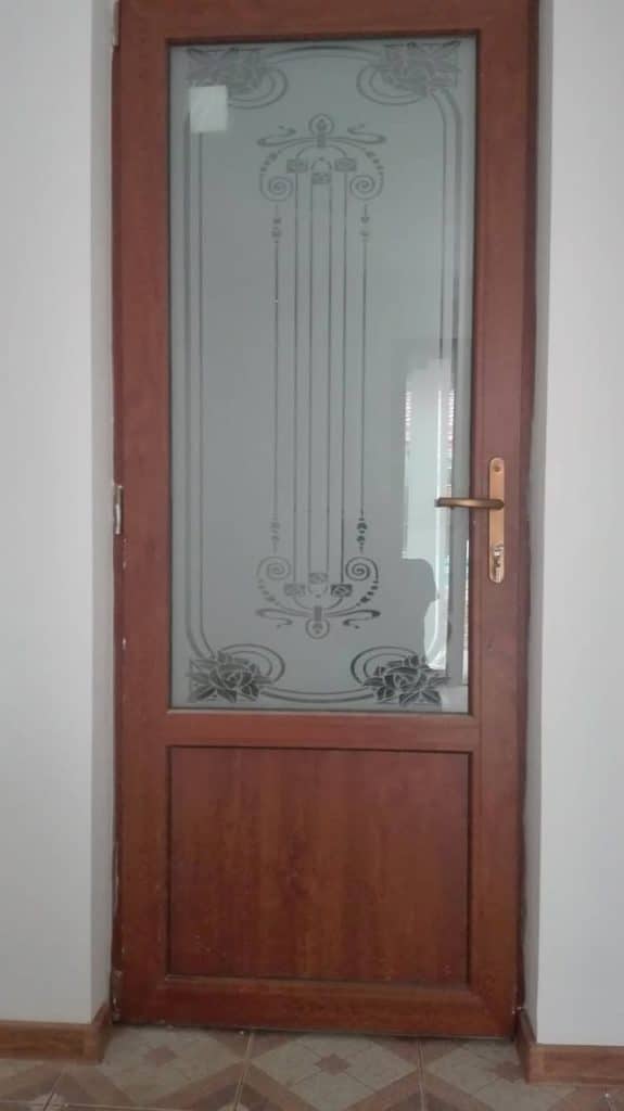 Uși cu sticlă personalizată: Eleganță și design pentru casa ta