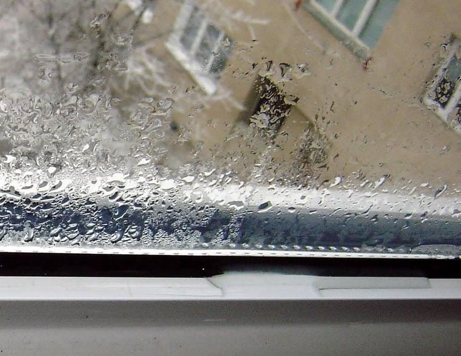 De ce apare condensul pe geamurile termopan și cum îl poți preveni