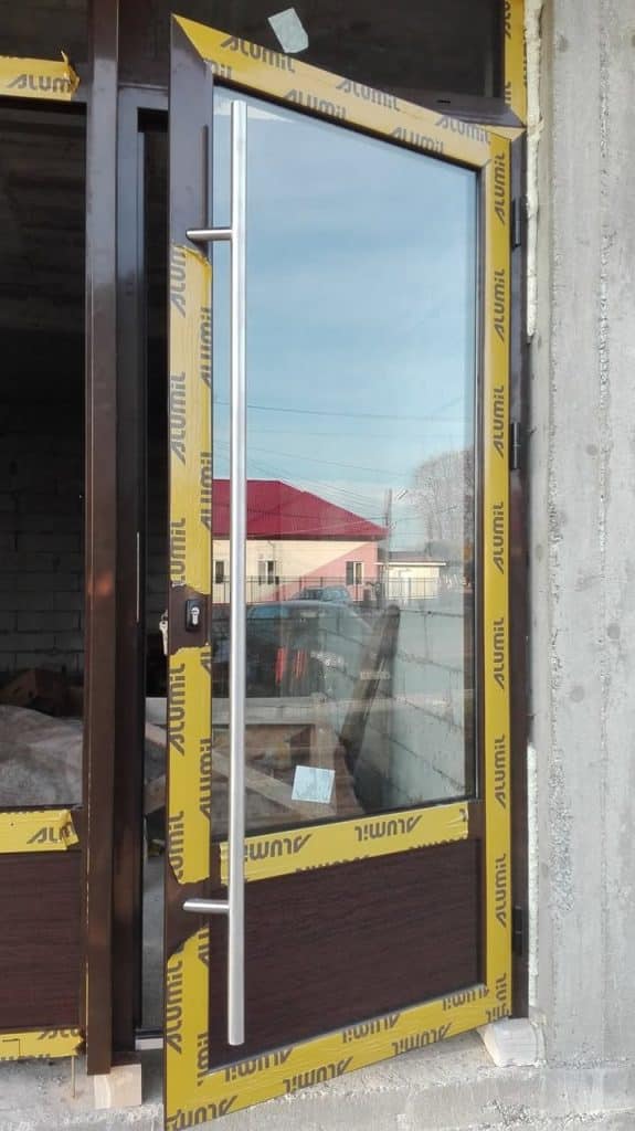 Tâmplăria din aluminiu cu barieră termică: soluția pentru spații comerciale