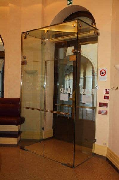 Vestibulul din sticlă: Soluția modernă pentru intrări eficiente