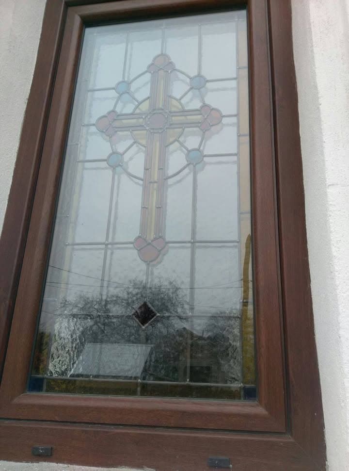 Tâmplărie PVC Salamander și vitralii: Proiect la Biserica Scafari
