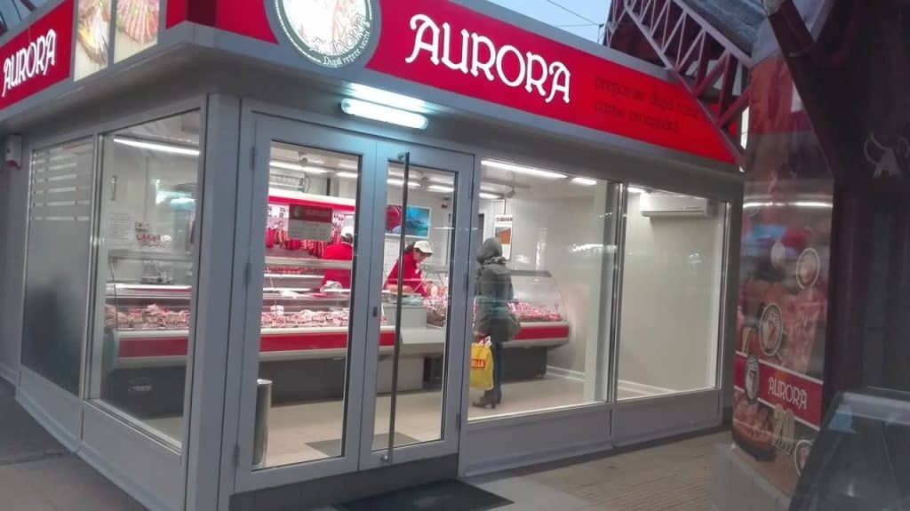 Tâmplărie din aluminiu pentru spații comerciale: Avantaje și utilizări