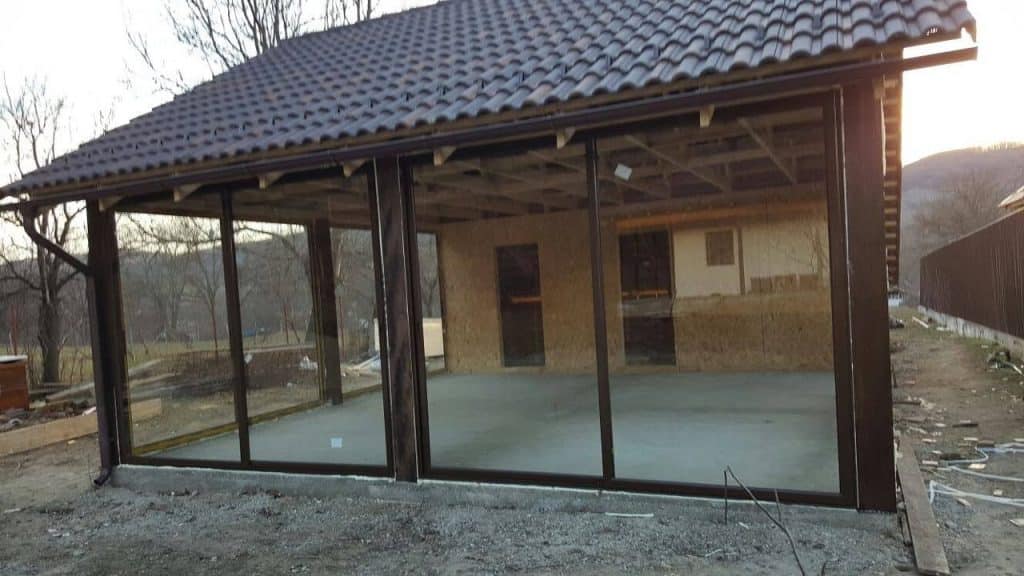 Închidere terasă cu aluminiu și sticlă: soluții pentru confort