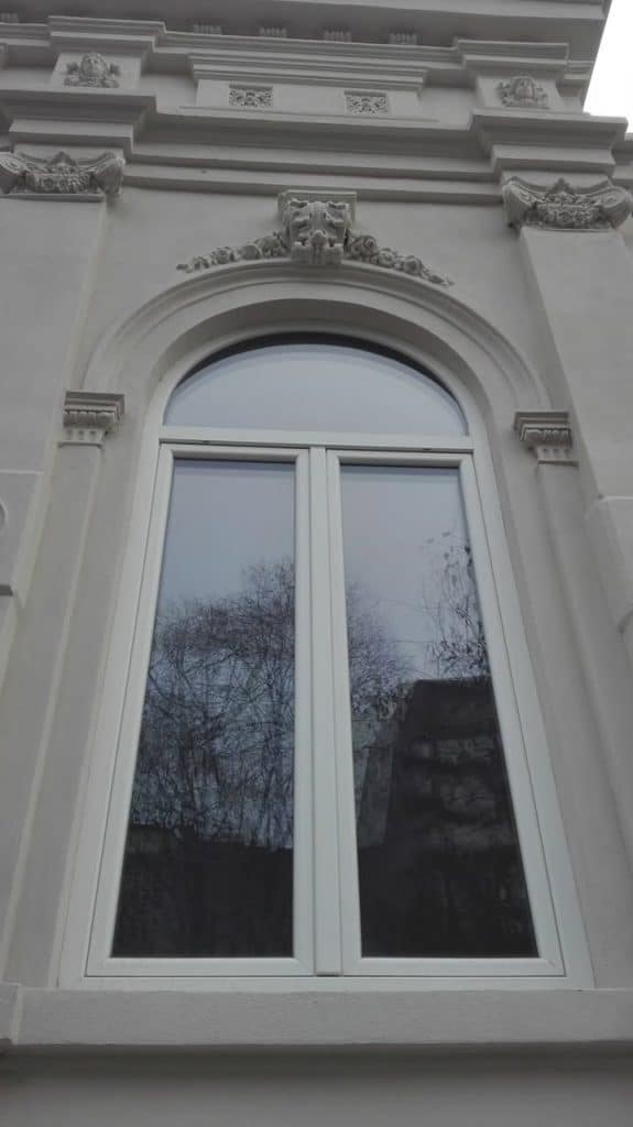 Ferestre PVC pentru clădiri monument istoric: Soluții și tehnologii