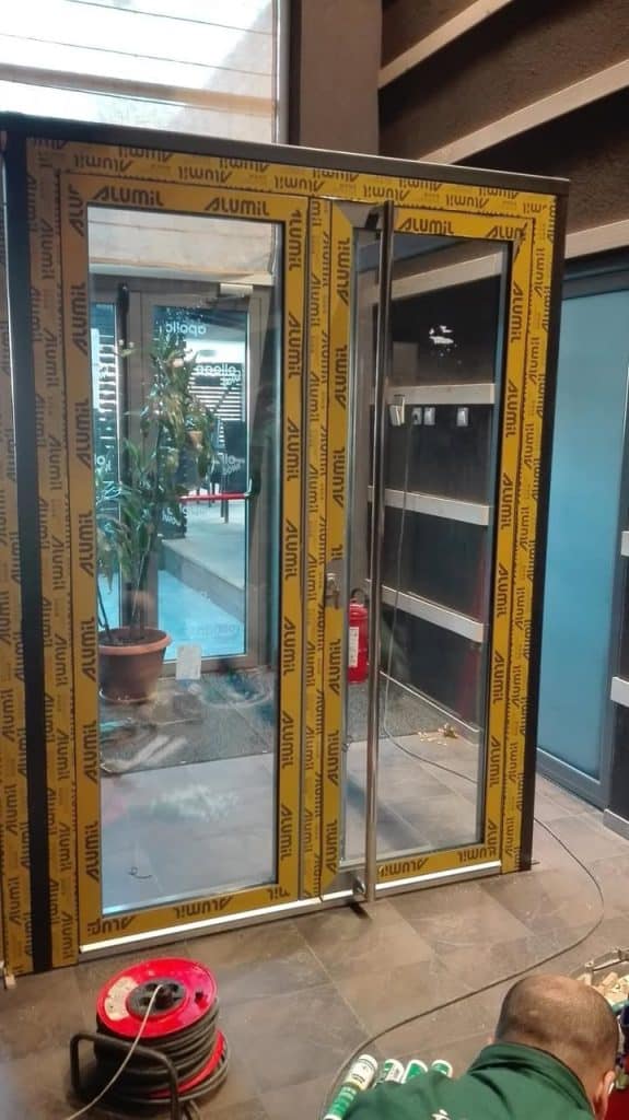 Tâmplărie din aluminiu pentru spații comerciale