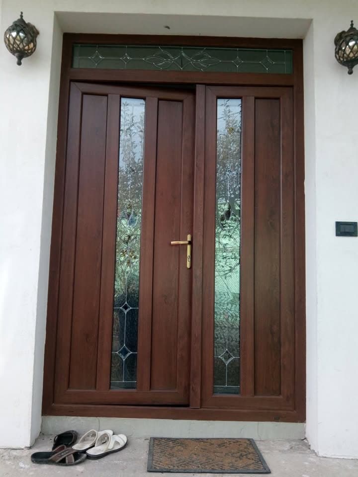 Uși de exterior din PVC cu vitraliu: Eleganță și durabilitate