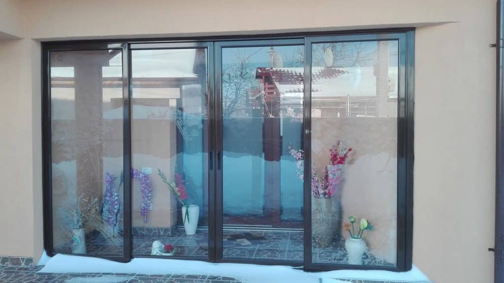 Soluții de tâmplărie din aluminiu și PVC pentru locuințe