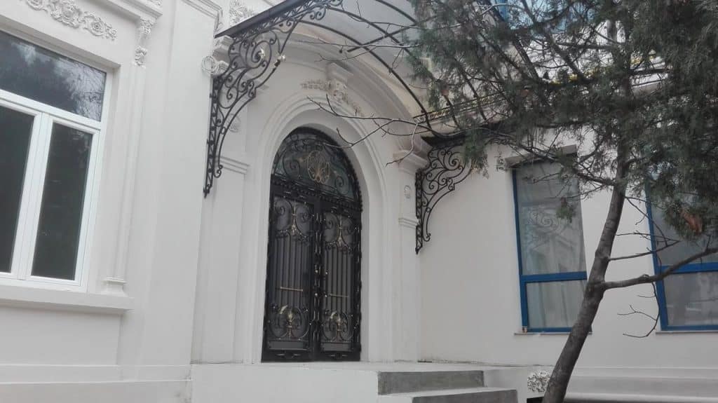 Cum să alegi ușa de intrare potrivită pentru o casă cu stil