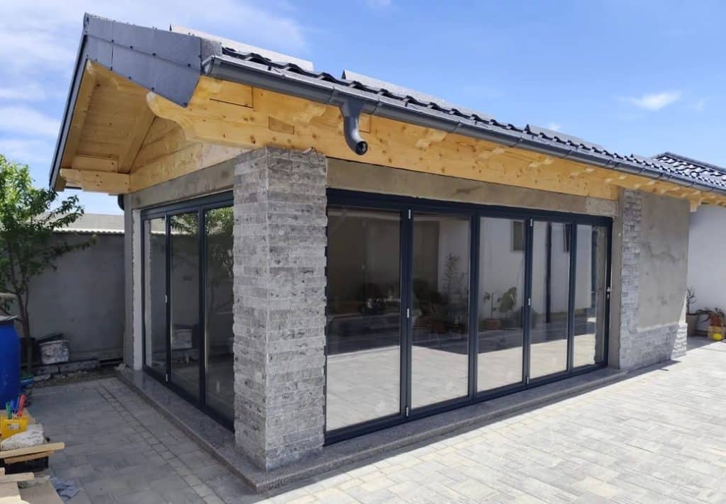 Uși armonice din aluminiu: Soluția ideală pentru bucătării de vară