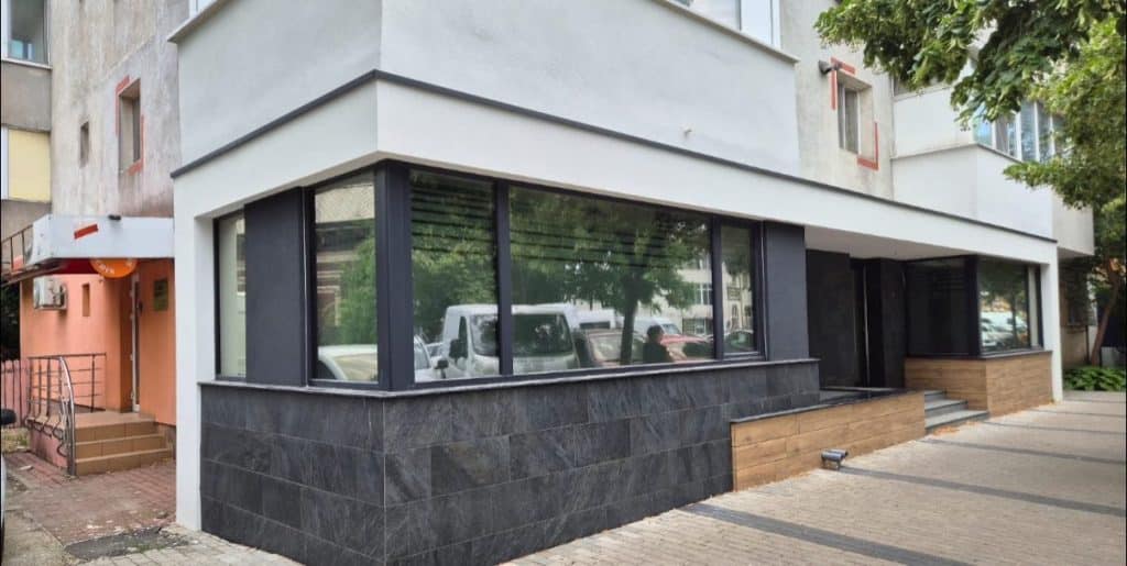 Montaj tâmplărie Salamander bluEvolution 82 și uși din aluminiu