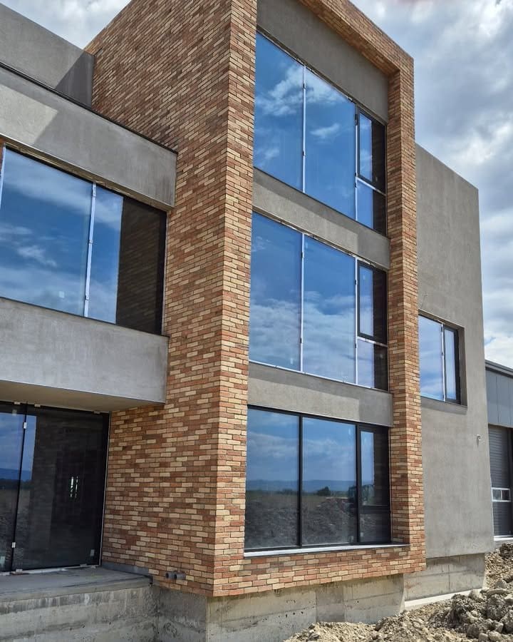 Proiect Altdorf Tehnik: Tâmplărie de mari dimensiuni și design modern