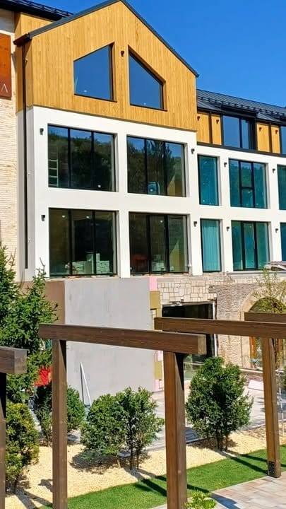 Proiect de tâmplărie din aluminiu Reynaers pentru un hambar de evenimente