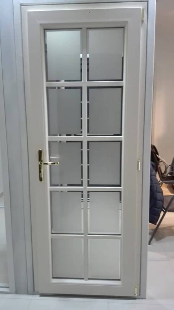 Ușă din tâmplărie PVC cu design clasic