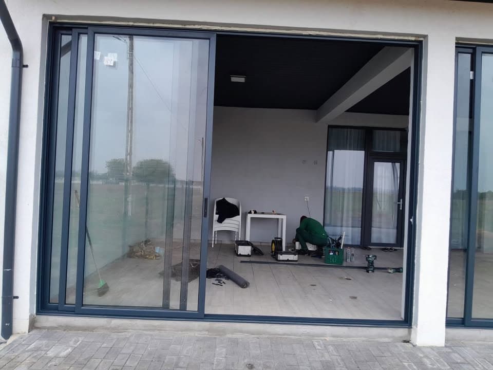 Închiderea terasei cu sisteme din aluminiu: Soluții moderne