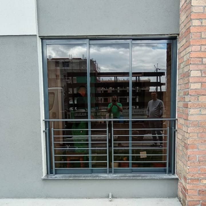 Închiderea balconului cu tâmplărie din aluminiu: Design și eficiență