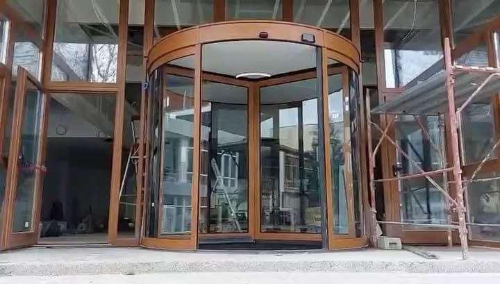Ușă rotativă automatizată: Proiect de referință în Focșani