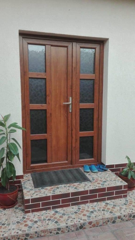 Ușă de intrare din PVC cu finisaj decorativ