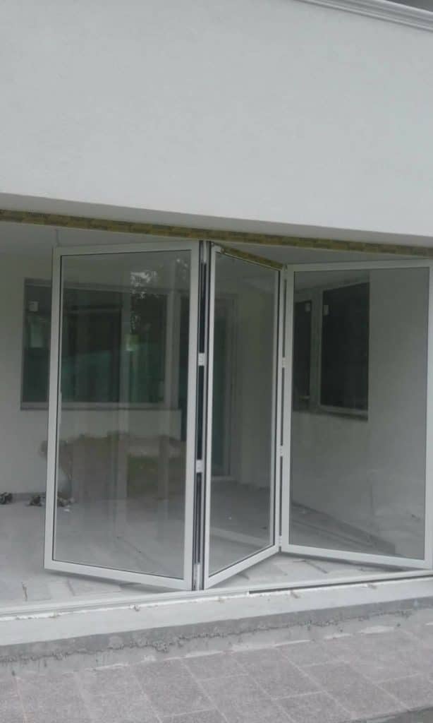 Uși armonice (acordeon) din aluminiu pentru terasă