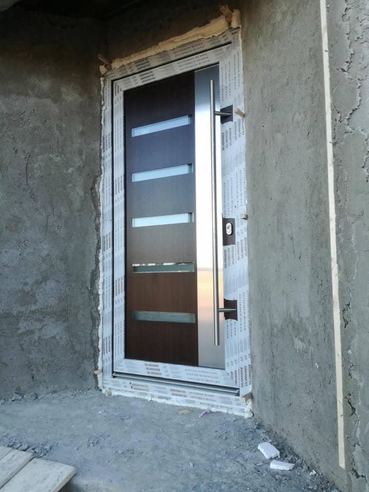 Montaj ușă de exterior cu design modern