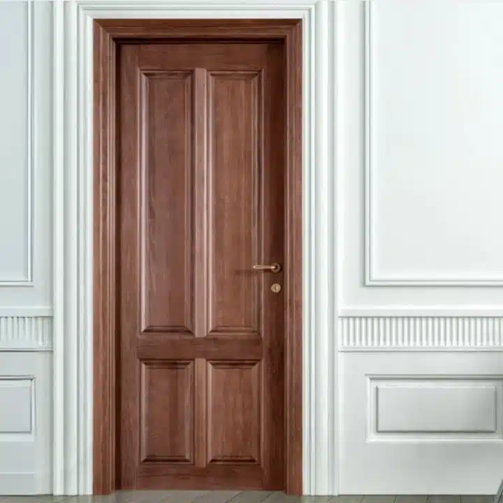 Ușă de interior din lemn maro cu patru panouri și clanță aurie.