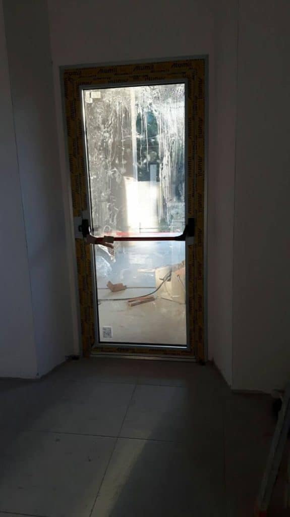 Tâmplărie din aluminiu: Avantajele tehnologiei de sertizare
