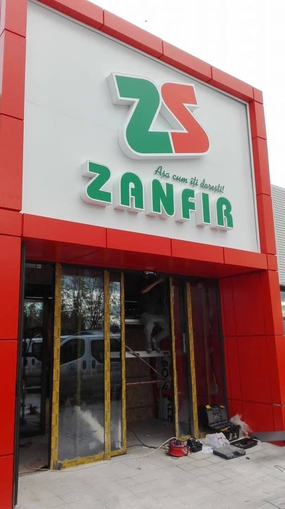 Finalizarea montajului pentru fațada comercială