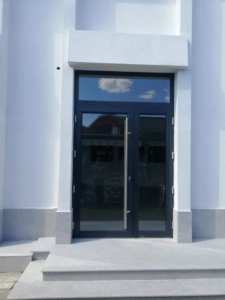 Tâmplăria de aluminiu: Soluția durabilă pentru spații comerciale
