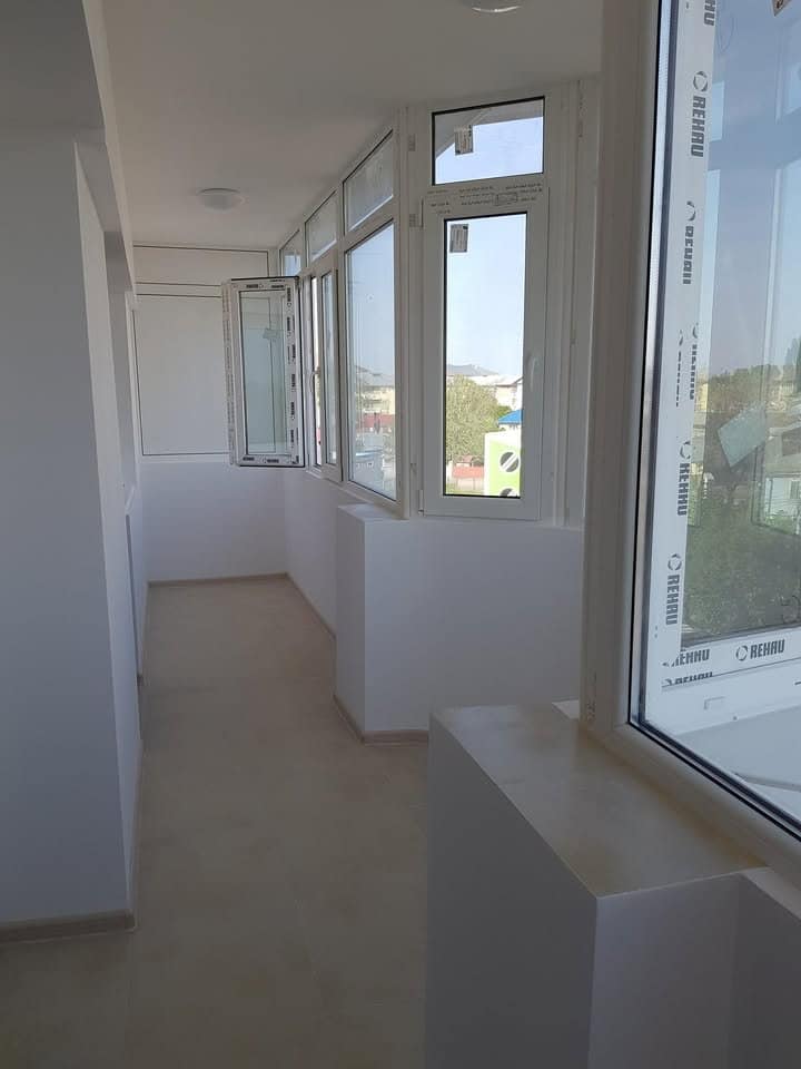 Închiderea balconului cu tâmplărie PVC: Beneficii și soluții