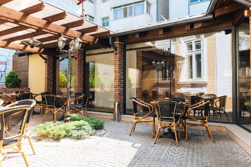 Amenajare cu uși armonice la restaurantul Corso