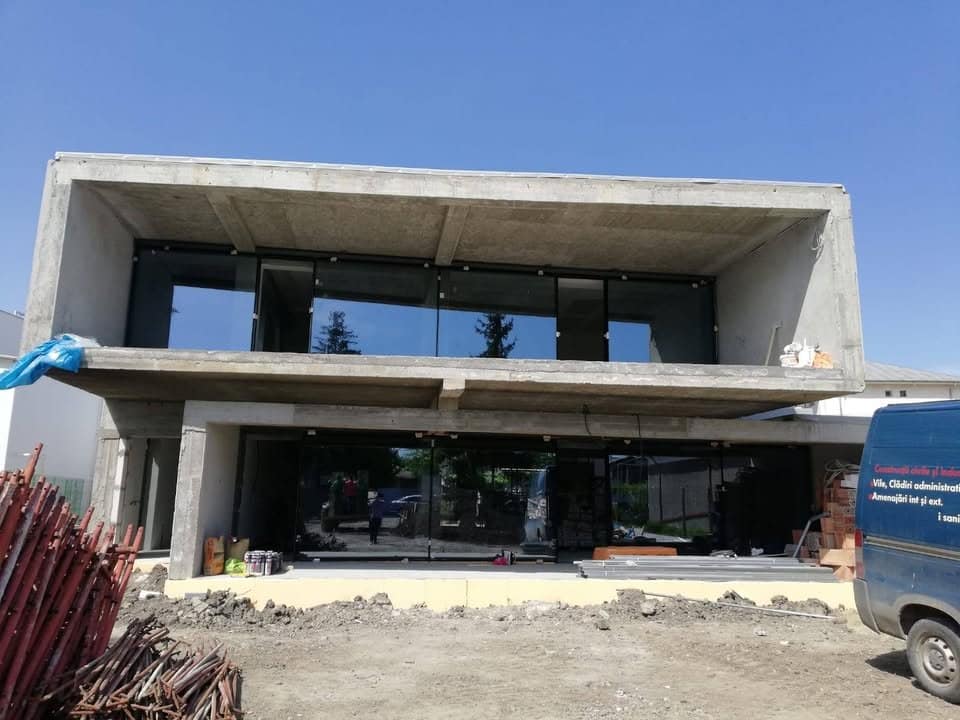 Pereți cortină: Soluții moderne pentru fațade din sticlă și aluminiu