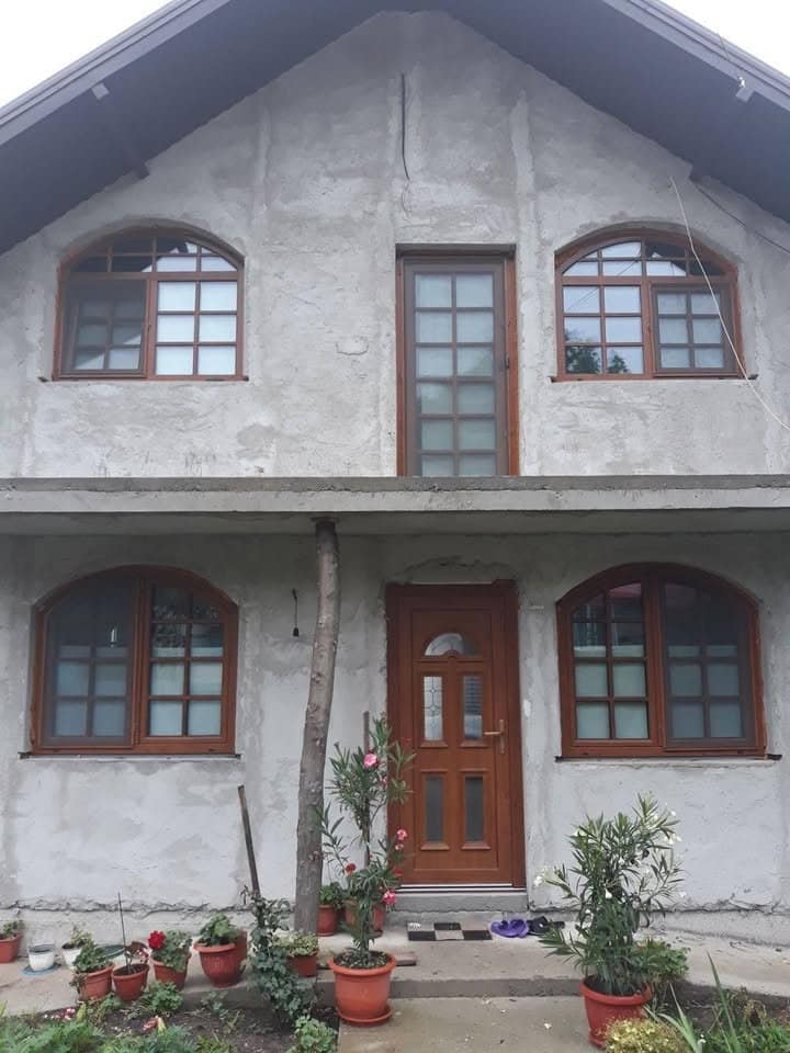 Beneficiile profilelor PVC tratate UV pentru ferestre și uși