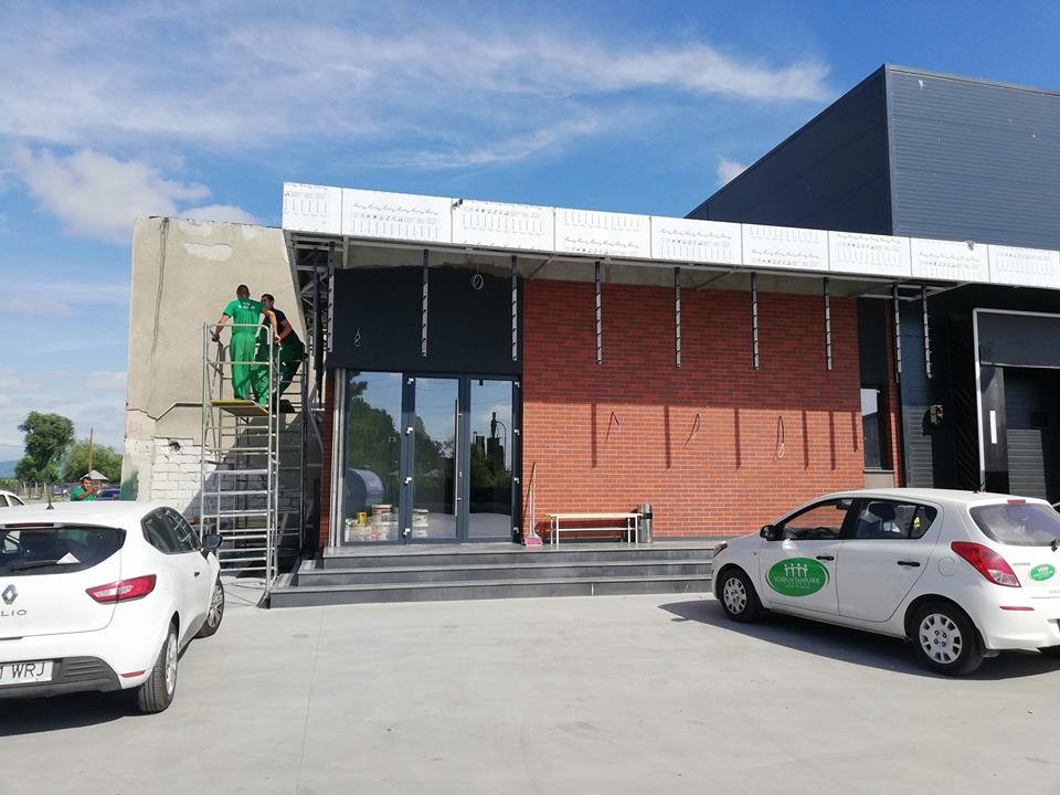 Montaj tâmplărie aluminiu pentru clădiri comerciale: Studiu de caz