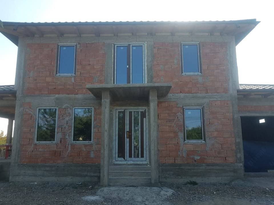 Montaj tâmplărie pentru o casă în construcție