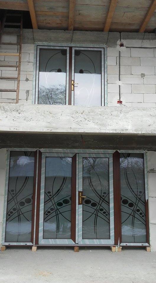 Personalizarea locuinței: Tot ce trebuie să știi despre sticla sablată