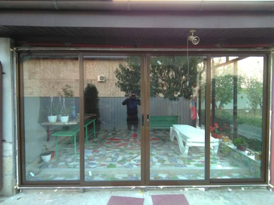 Ușile culisante din aluminiu: Eleganță și funcționalitate pentru casa ta
