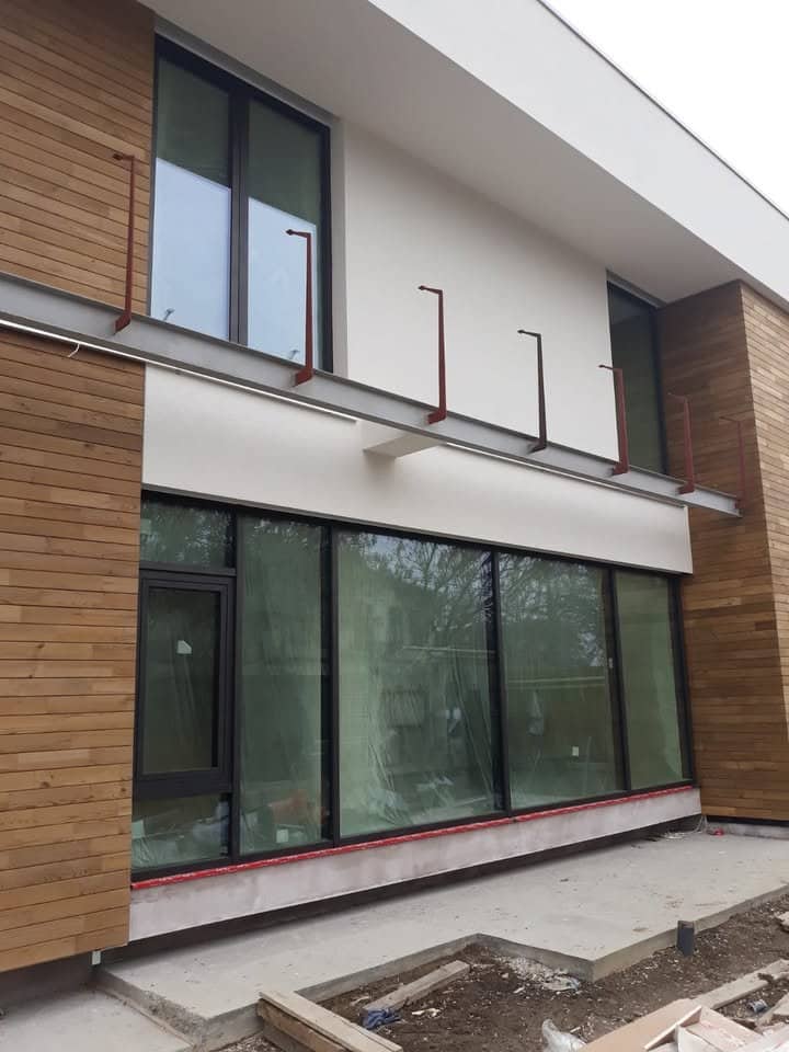 Amenajarea spațiului de lucru cu tâmplărie PVC și aluminiu