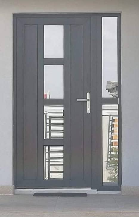 Uși de intrare moderne din aluminiu