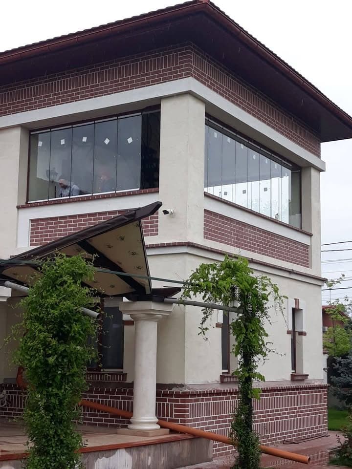 Sisteme de închidere cu sticlă glisantă: Eleganță și protecție