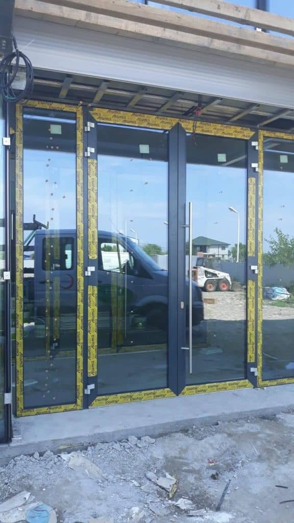 Tâmplărie din aluminiu Alumil: Soluții durabile pentru clădiri