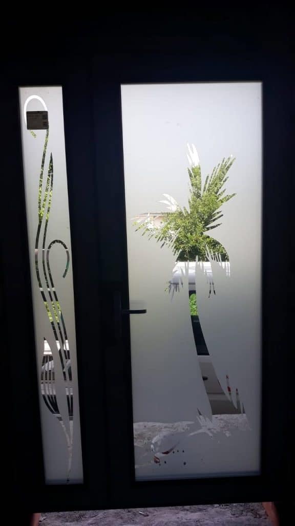 Uși cu sticlă decorativă: Eleganță și personalizare pentru locuința ta