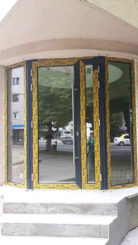 Tâmplărie din aluminiu: soluția pentru clădiri comerciale