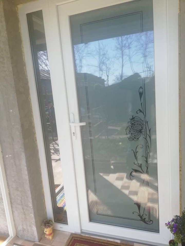 Uși de exterior cu design personalizat și lumină naturală