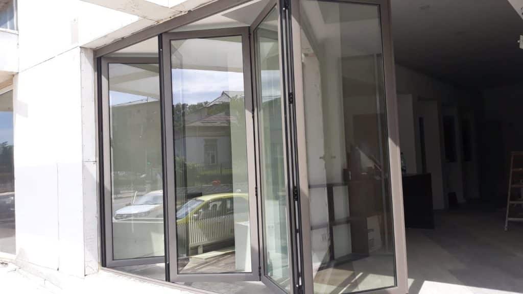 Uși armonice din aluminiu: Design minimalist și eficiență