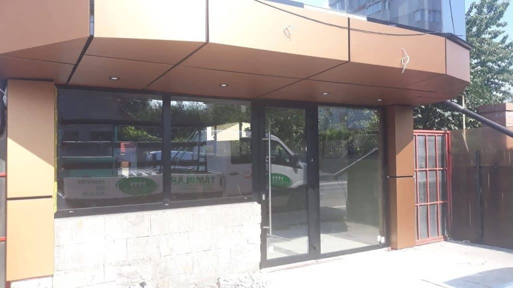 Tâmplărie din aluminiu: soluții pentru fațade și sisteme complexe
